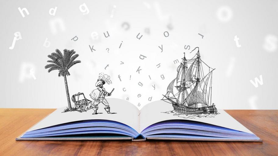 Ein aufgeklapptes Buch, aus dem Buch kommen ein gezeichnetes Schiff, ein Pirat, eine Palme und viele einzelne Buchstaben, die durch die Luft fliegen